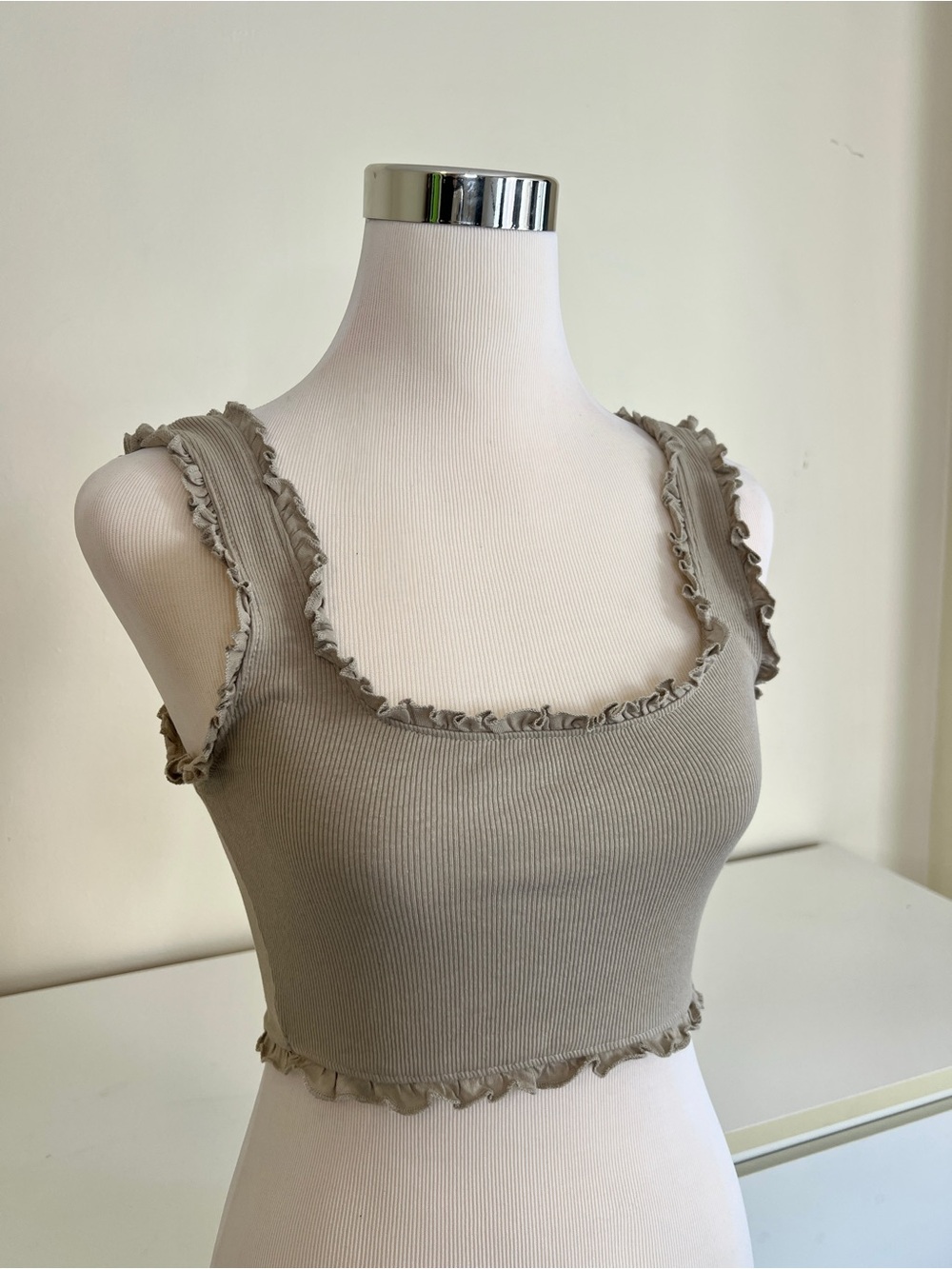 ZARA RIBBED RUFFLE CROP TOP – BEIGE / NEUTRAL – SIZE SMALL